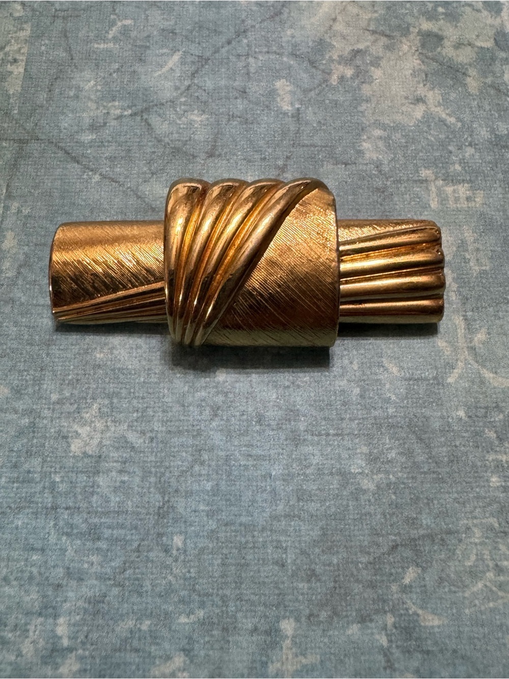 MONET VINTAGE GOLD TONE BROOCH